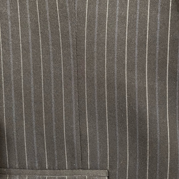 Sophisticated Charcoal Suit for Men - Picture 10 of 15